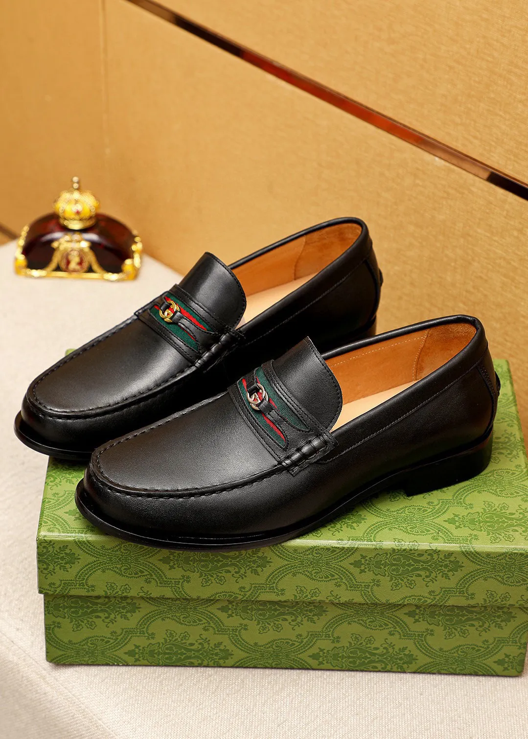 Men's shoes 💰460 💐 Product trademark: GUCCI "Gucci" casual leather shoes Regular size: 38-44 (45.46.47🉑️customized) Product materials: Selected imported first-layer calfskin upper + classic hardware buckle, imported cowhide leather lining. Strong three-dimensional visual effect, original combination outsole Color: 2⃣️colors available